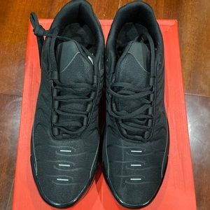 Mens sneakers NWOT. Size 11 Black